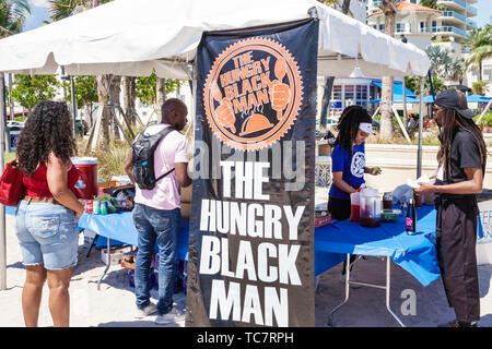 Miami Beach Florida, North Beach, Soul Vega Festival, nourriture, l'homme noir affamé, stand de vendeur, homme noir hommes, femme femmes, FL190331091 Banque D'Images