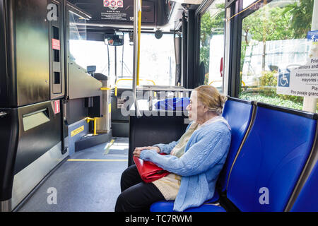 Miami Beach Florida, Miami-Dade Metrobus, bus à bord, seniors citoyens, femme hispanique femme femme, passager, FL190331095 Banque D'Images