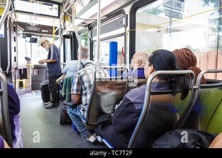Miami Beach Florida, Miami-Dade Metrobus, bus, transport en commun, à bord passagers, adultes adultes homme hommes, femme femme femme femme, s Banque D'Images