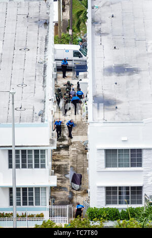 Miami Beach Florida,North Beach,police police police police police SWAT équipe arrestation arrêté, homme noir hommes, criminel, allée entre les bâtiments résidentiels,F Banque D'Images