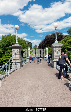 Pont sur la Lagune dans le Jardin Public de Boston Banque D'Images