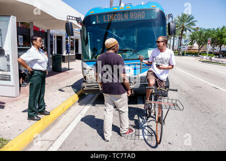 Miami Beach Florida,North Beach,Miami-Dade Metrobus perturbation conflit confrontation prendre la loi dans ses propres mains, hispanique homme hommes, cycliste cycliste Banque D'Images