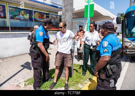 Miami Beach Florida,North Beach,Miami-Dade Metrobus perturbation conflit confrontation prendre la loi dans ses propres mains, hispanique homme hommes, cycliste cycliste Banque D'Images