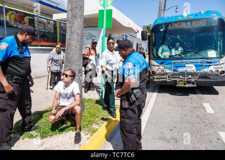 Miami Beach Florida,North Beach,Miami-Dade bus Metrobus transport en commun, perturbation conflit confrontation prendre la loi dans ses propres mains, hispanique Lati Banque D'Images