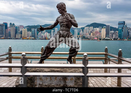 Hong Kong, Chine, mars 2013 célèbre statue de Bruce Lee à l'Avenue des Stars à Tsim Sha Tsui avec ville en arrière-plan Banque D'Images