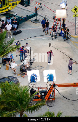 Miami Beach Florida,North Beach,Ocean Terrace,équipe de tournage de film acteurs,Bad Boys for Life Will Smith Martin Lawrence,éclairant les spots en hauteur Banque D'Images