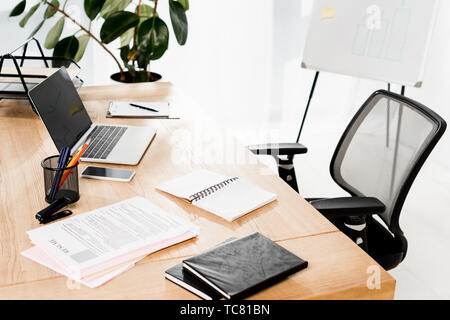 Bureau moderne avec ordinateur portable, smartphone, reprendre et ordinateur portable blanc sur 24 Banque D'Images