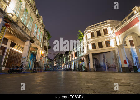 Vue de nuit de la vieille rue de Jianlou à Haikou City, province de Hainan, le 2 mai 2019. (Longue exposition illustration pile) Banque D'Images