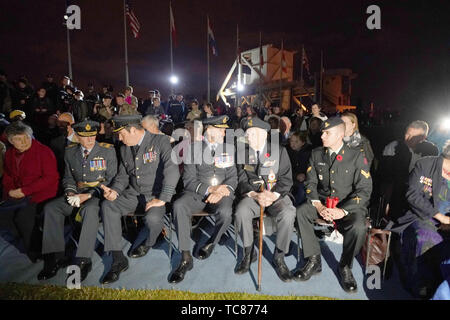 Anciens combattants lors d'une cérémonie à Pegasus Bridge, en Normandie, en France au cours des commémorations du 75e anniversaire du débarquement. Banque D'Images