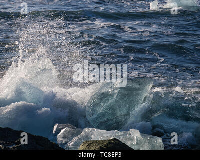 Briser la glace des glaciers sur des vagues sur la côte à partir de la plage du Diamant en Islande Banque D'Images