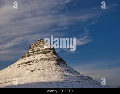 La montagne Kirkjufell conique en Islande au coucher du soleil Banque D'Images