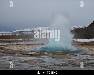 L'apparition de Strokkur Geysir au cercle d'or en hiver Banque D'Images