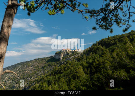 Vieux village antique de Lubenice, sur l'île de Cres Croatie lors d'une journée ensoleillée au printemps Banque D'Images