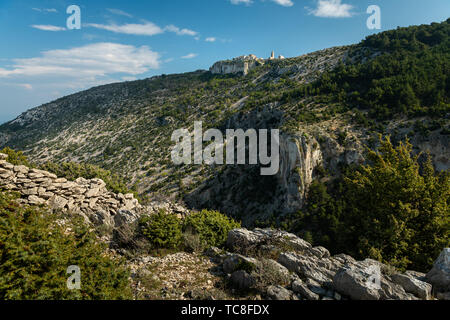 Vieux village antique de Lubenice, sur l'île de Cres Croatie lors d'une journée ensoleillée au printemps Banque D'Images