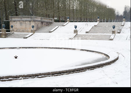Escaliers et bassin gelé sous la neige au Parc de Saint-Cloud,Paris,France Banque D'Images