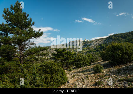 Vieux village antique de Lubenice, sur l'île de Cres Croatie lors d'une journée ensoleillée au printemps Banque D'Images