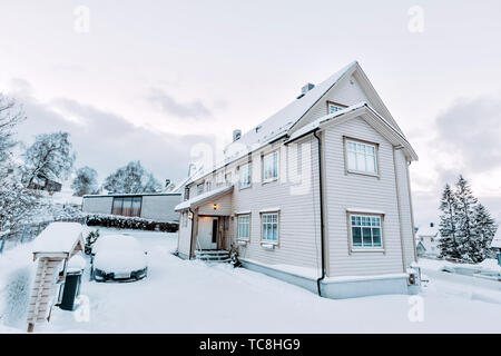 La ville de Narvik, dans le cercle arctique, maisons colorées couvertes de neige en hiver sont comme des contes de fées. Banque D'Images