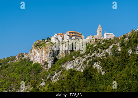 Vieux village antique de Lubenice, sur l'île de Cres Croatie lors d'une journée ensoleillée au printemps Banque D'Images