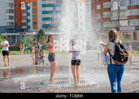 Moscow, Moscow, Russie - Août 04, 2018 : les adolescents de s'éclabousser dans une eau d'une fontaine de la ville et profiter de la fraîcheur de l'eau Banque D'Images