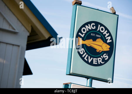 Un logo affiche à l'extérieur d'un Long John Silver's fast food restaurant location à Martinsburg, en Virginie de l'Ouest le 4 juin 2019. Banque D'Images