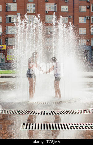 Moscow, Moscow, Russie - Août 04, 2018 : les adolescents de s'éclabousser dans une eau d'une fontaine de la ville et profiter de la fraîcheur de l'eau Banque D'Images