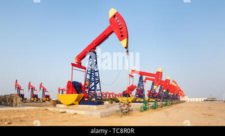 Voir de nombreuses unités de pompe avec oilfield Banque D'Images