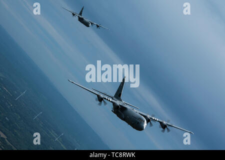 Deux U.S. Air Force C-130J, affecté à la 37e Escadron de transport aérien, la base aérienne de Ramstein, Allemagne, volent en formation dans le ciel de la France, le 4 juin 2019. La formation comprenait quatre Ramstein C-130J, qui a effectué un survol de Picauville, la France, tenue en l'honneur des membres de l'équipage et de l'air impliqués dans l'invasion de la Normandie le 6 juin 1944. (U.S. Photo de l'Armée de l'air par la Haute Airman Devin M. Rumbaugh) Banque D'Images