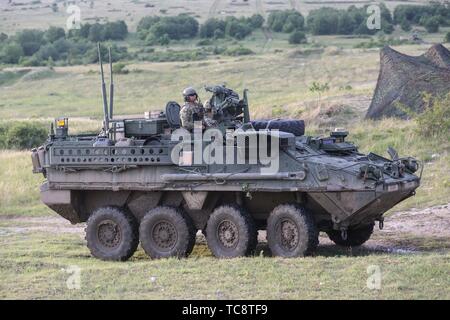 Des soldats du 1er escadron, régiment de cavalerie 2d naviguer dans le poste de tir télécommandé commun - variante Stryker Javelin dans sa position de combat au cours d'un exercice de tir réel près de Varpalota, la Hongrie, le 5 juin 2019. Le LFX terminé CR 1/2 dans le cadre du tuteur 19 Sabre, un exercice mené conjointement par les forces terrestres de l'armée américaine et l'Europe, qui se tiendra du 3 au 24 juin à divers endroits en Bulgarie, Hongrie et Roumanie. SG19 est conçu pour améliorer l'intégration des forces de combat multinationales. (U.S. Photo de l'Armée Le lieutenant Ellen C. Brabo 1er, 2e régiment de cavalerie) Banque D'Images