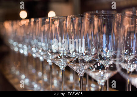 Verres à vin vide dans une rangée selective focus Banque D'Images
