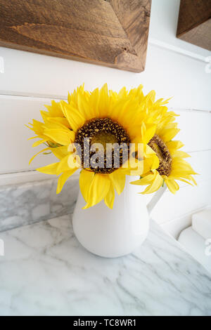 Bouquet de tournesol sur table de marbre Banque D'Images