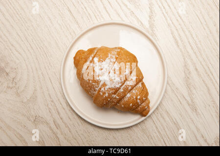 Les croissants sur une plaque. Vue d'en haut Banque D'Images