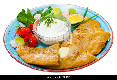 Frit délicieux scones Tattie de purée de pommes de terre de crème, les légumes et les verts. Une cuisine écossaise. Plus isolé sur fond blanc Banque D'Images