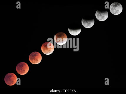 Une éclipse lunaire totale. Photographié sur le Bund de Shanghai le 31 janvier 2018. C'est le processus d'une éclipse lunaire totale à partir de la lune rouge à la réunion. Banque D'Images