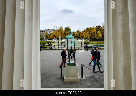 La force et la beauté de nos jeunes sculpture par Josef Mulliner debout à l'extérieur du Temple de Thésée dans le Volksgarten (jardin) à Vienne le 03/11/2018. Photo par Julie Edwards Banque D'Images