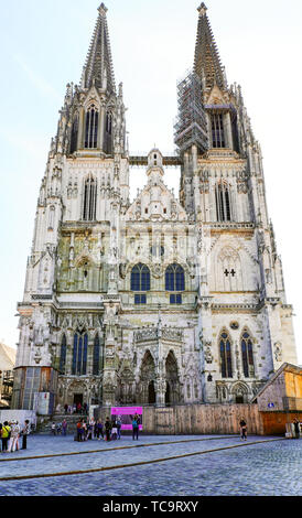 Faible angle de vue de la cathédrale Saint-Pierre de Ratisbonne, Haut-Palatinat, en Bavière, Allemagne. Banque D'Images