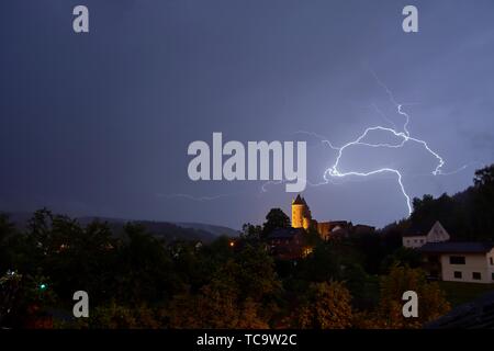 Plus d'orage nocturne Château Bertrada en Allemagne Banque D'Images