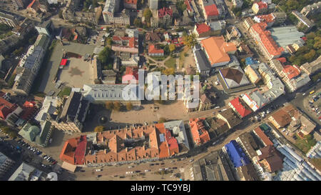 Vue de dessus, l'antenne de drone. Le centre historique de la ville d'Ivano-Frankivsk, Ukraine, avec l'hôtel de ville bâtiment de style art déco. Banque D'Images