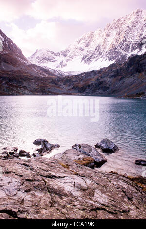 Lac de montagne en hiver. L'aube dans les roches. En voyage, le long de la vallée de montagne Banque D'Images