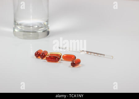 Médicaments au fond blanc Banque D'Images