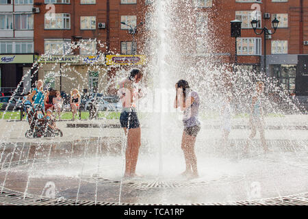 Moscow, Moscow, Russie - Août 04, 2018 : les adolescents de s'éclabousser dans une eau d'une fontaine de la ville et profiter de la fraîcheur de l'eau Banque D'Images