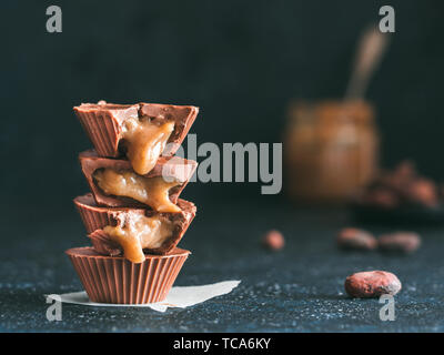 Pile de vegan au chocolat au caramel foncé sur table. Des plats végétariens avec des tasses chocolat Caramel chocolat cacao. Des idées et des recettes pour une des sucreries et des desserts. L'espace de copie pour le texte Banque D'Images