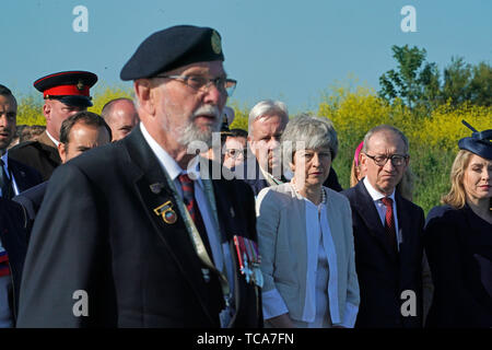 Premier ministre Theresa Mai et son mari Philip peut, à l'Inauguration du mémorial britannique le site en Ver-sur-Mer, France, au cours des commémorations du 75e anniversaire du débarquement. Banque D'Images