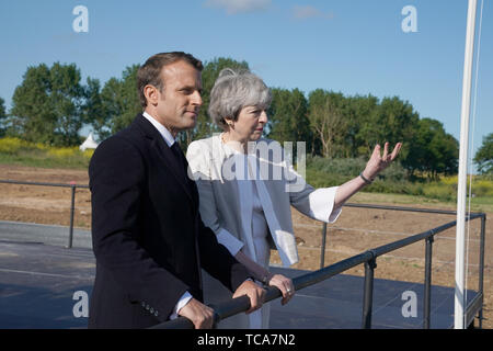 Premier ministre Theresa Mai et président français Emmanuel Macron lors de l'Inauguration du site commémoratif de la Normandie à Courseulles-sur-Mer, France, au cours des commémorations du 75e anniversaire du débarquement. Banque D'Images