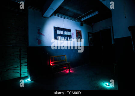Maison hantée d'horreur sur le thème de l'hôpital, pièce secrète s'échapper. Banque D'Images
