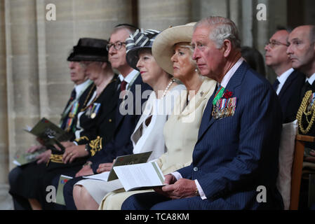 (De gauche à droite) Philip peut, Premier ministre Theresa May, la duchesse de Cornouailles et le Prince de Galles et assister à la Royal British Legion Cérémonie du Souvenir, de la cathédrale de Bayeux, France, dans le cadre de commémorations pour le 75e anniversaire du débarquement. Banque D'Images