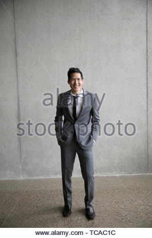 Portrait heureux, confiant, bien habillés businessman