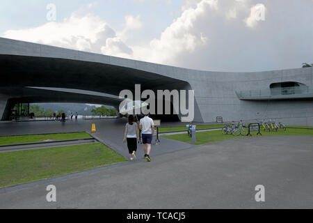 Le Xiangshan Visitor Center construit en 2010 conçu par l'architecte Dan Norihiko donnant sur Sun Moon Lake dans le comté de Nantou, Yuchi Township, Taiwan. Banque D'Images