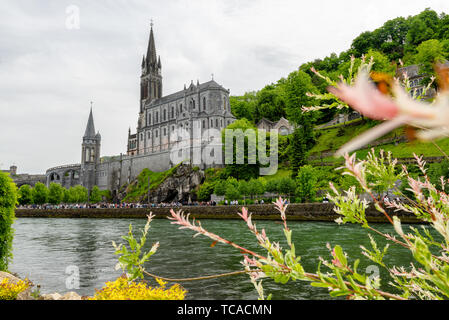 Vue sur la basilique de Lourdes en France Banque D'Images