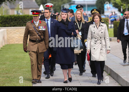 Le Secrétaire à la défense, Penny Mordaunt arrive à la Royal British Legion's Service du souvenir, à la Commonwealth War Graves Commission Cemetery, à Bayeux, France, dans le cadre de commémorations pour le 75e anniversaire du débarquement. Banque D'Images