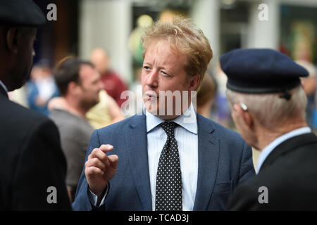 Candidat du Parti conservateur Paul Bristow parle aux anciens combattants lors d'un D-Day event 75e anniversaire de Peterborough qu'un vote est en cours dans l'élection partielle de Peterborough. Banque D'Images